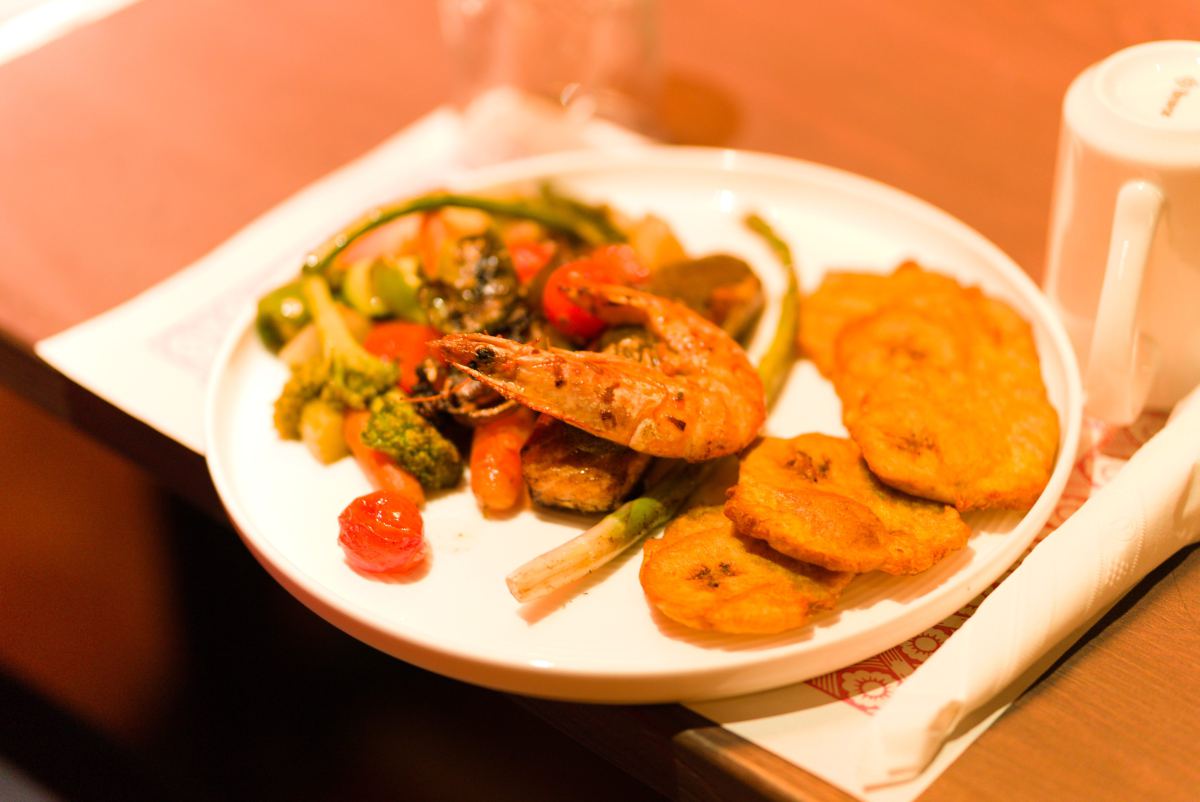 Crevettes Grillées, Légumes et Plantains
